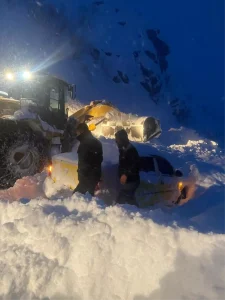 Hakkari’de Çığ Altında Kalan 3 Kişi Kurtarıldı