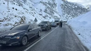Hakkari’de Çığ Düşmesi: Ulaşım Tek Şeritten Açıldı