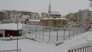 Hakkari’de Kar Yağışı Astım Hastasını Tehdit Etti