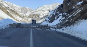 Hakkari’de Kaya Düşmesi: Askerler Yolu Temizledi