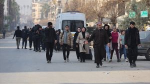 Halep’te başlayan çatışmalar nedeniyle binlerce sivil güvenli bölgelere doğru harekete geçti