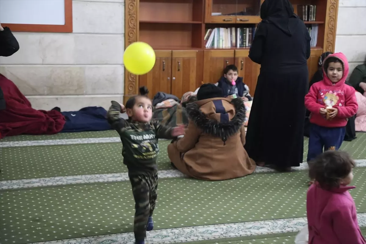 Halep’teki Çatışmalar Binlerce Aileyi Göç Ettirdi