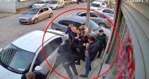 Hastane önündeki kavgada ortalık savaş alanına döndü! O anlar kamerada