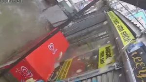 Hatay’da kar kütlesini taşıyamayan plastik çatı yerle bir oldu