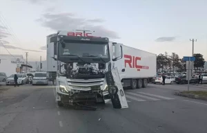 Hatay’da Tır ile Minibüs Çarpıştı: 18 Yaralı