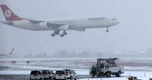 Hava ulaşımına kar engeli: Onlarca sefer iptal edildi