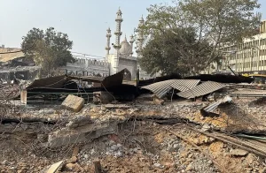 Hindistan’da Yıkım Gerginliği: 5 Polis Yaralandı