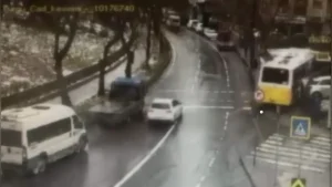 İETT otobüsünün otoparka daldığı anlar kamerada! Bir kişi ezilmekten son saniye kurtuldu