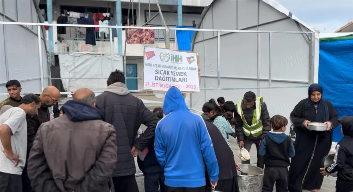 İHH Gazze’de Sıcak Yemek Dağıttı