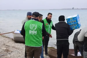İHH, Suriye’nin Halep’ine Sandallarla Yardım Ulaştırıyor