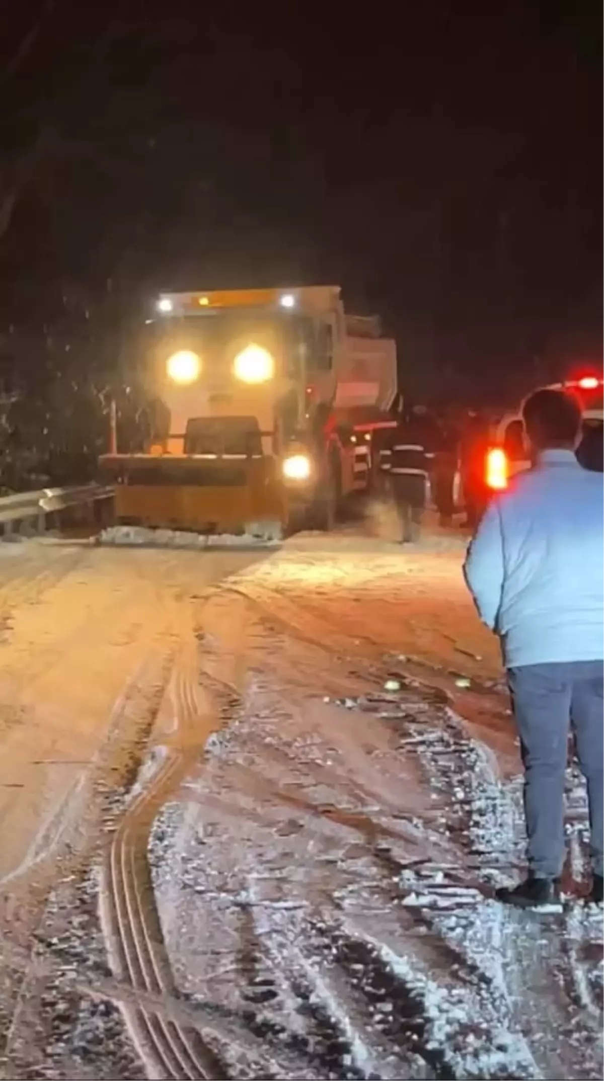 İnegöl’de Kar Yağışı Yolu Kapadı