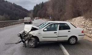 İnegöl’de Otomobil Bariyere Çarptı: 3 Yaralı
