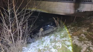 İnegöl’de Otomobil Dere Yatağına Devrildi