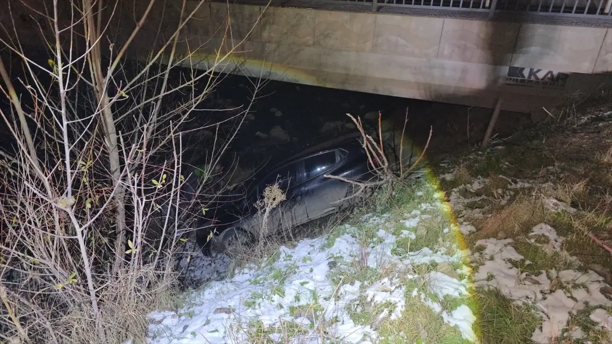 İnegöl’de Otomobil Dere Yatağına Devrildi