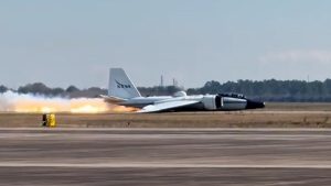 İniş takımları açılmayan NASA uçağı gövde üzerine iniş yaptı