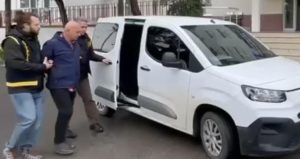 İş insanlarına şantaj yapan eski emniyet amiri para alırken suçüstü yakalandı