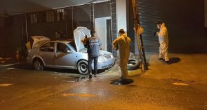 Isınmak için tamirhane önündeki arabaya girdi, çıkan yangında öldü