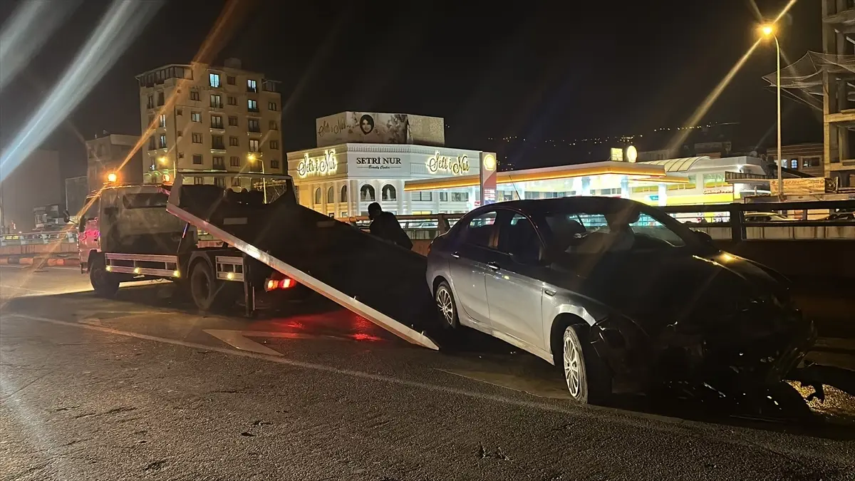 İskenderun’da Bariyere Çarpan Otomobil Sürücüsü Yaralandı