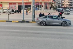 İskenderun’da Sinyal Direği Araç Üzerine Devrildi