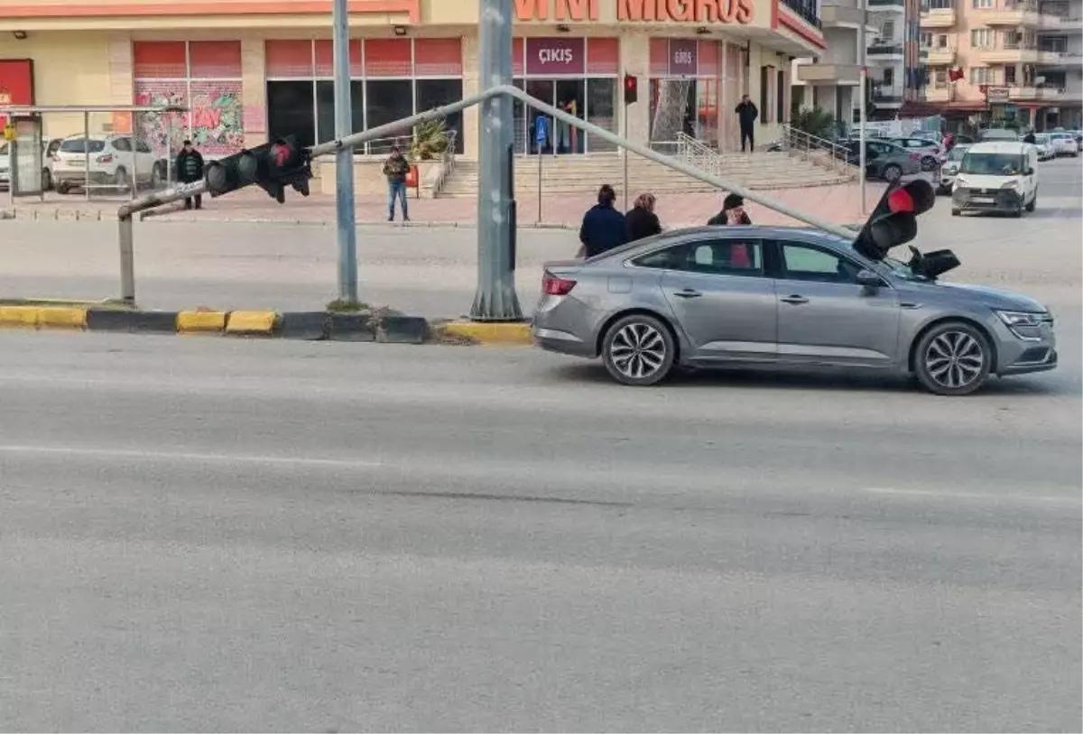 İskenderun’da Sinyal Direği Araç Üzerine Devrildi