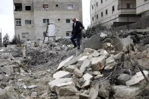 İsrail, El Halil’de Filistinli Evi Yıktı