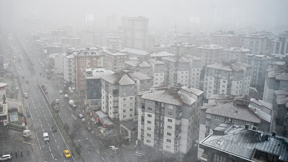 İstanbul güne beyaz manzarayla uyandı: Soğuk hava etkisini artırıyor