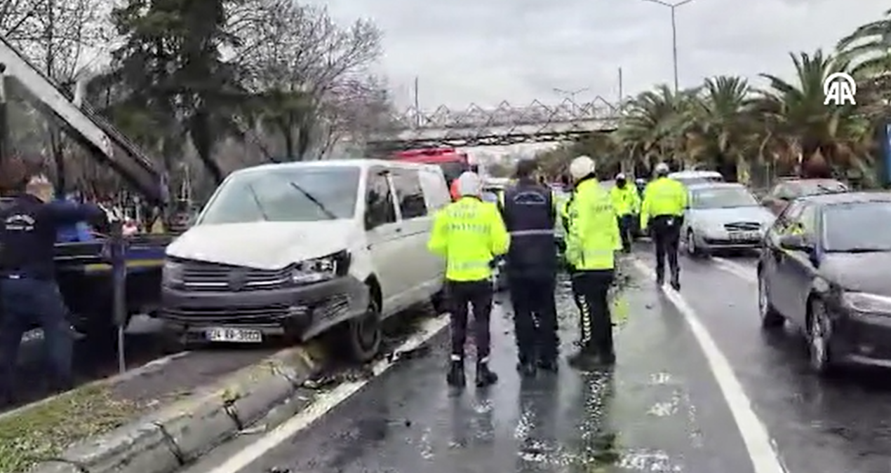 İstanbul’da 6 araç birbirine girdi! 3 kişi yaralandı