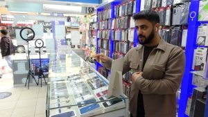 İstanbul’da akılalmaz hırsızlık: Kova ile dikkat dağıtıp dükkan boşalınca telefonları çaldılar