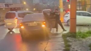 İstanbul’da bir maganda önünü kestiği aracın sürücüsünü darbetti: O anlar kamerada