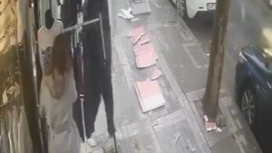 İstanbul’da çatıdan düşen parçalardan son anda kurtuldu
