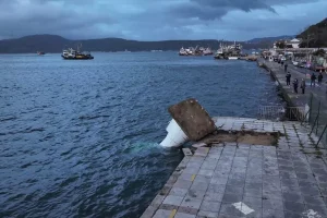İstanbul’da etkili olan şiddetli yağış ve fırtına hayatı olumsuz etkiledi