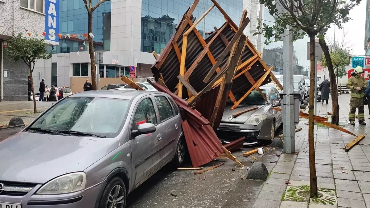 İstanbul’da Fırtına Çatı Uçurdu
