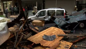 İstanbul’da Fırtına: Çatılar Uçtu, Ağaçlar Devrildi