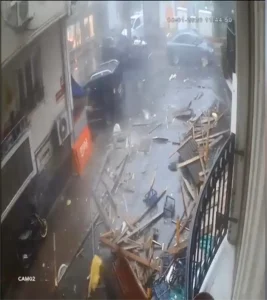 İstanbul’da Fırtına Çatılar Uçurdu