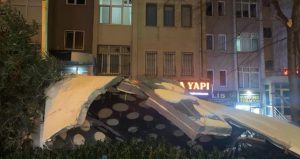 İstanbul’da fırtına dehşeti: 15 katlı binanın dış cephesi uçtu