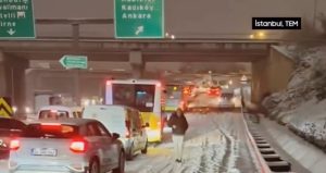 İstanbul’da kar afeti yaşanıyor! TEM kilitlendi, kuryelerin trafiğe çıkışı yasaklandı