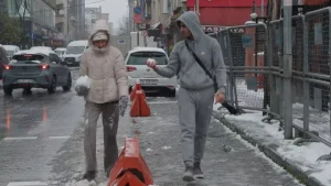 İstanbul’da Kar Yağışı Çocukları Sevindirdi