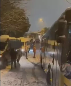 İstanbul’da Kar Yağışı Otobüsü Kaydırdı