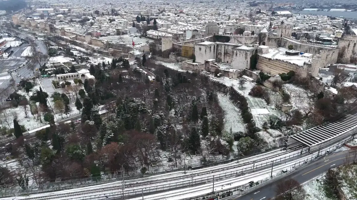 İstanbul’da Kar Yağışı Tarihi Yarımadayı Beyaza Bürüdü