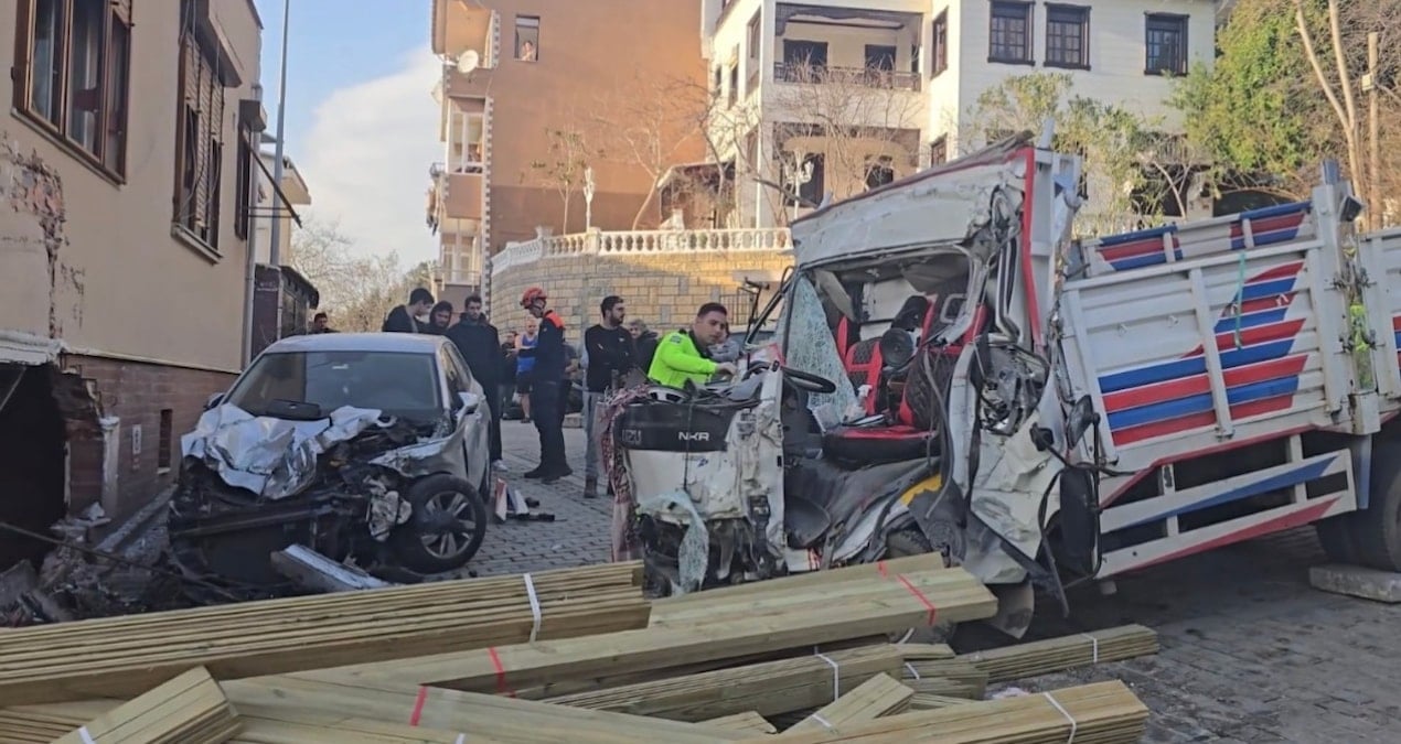 İstanbul’da kontrolden çıkan kamyon ortalığı savaş alanına çevirdi: 1’i turist 2 ölü