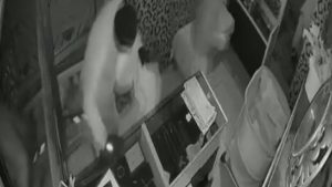 İstanbul’da kuyumcu soygunu kamerada: 40 saniyede 1.5 milyon liralık altın çaldılar