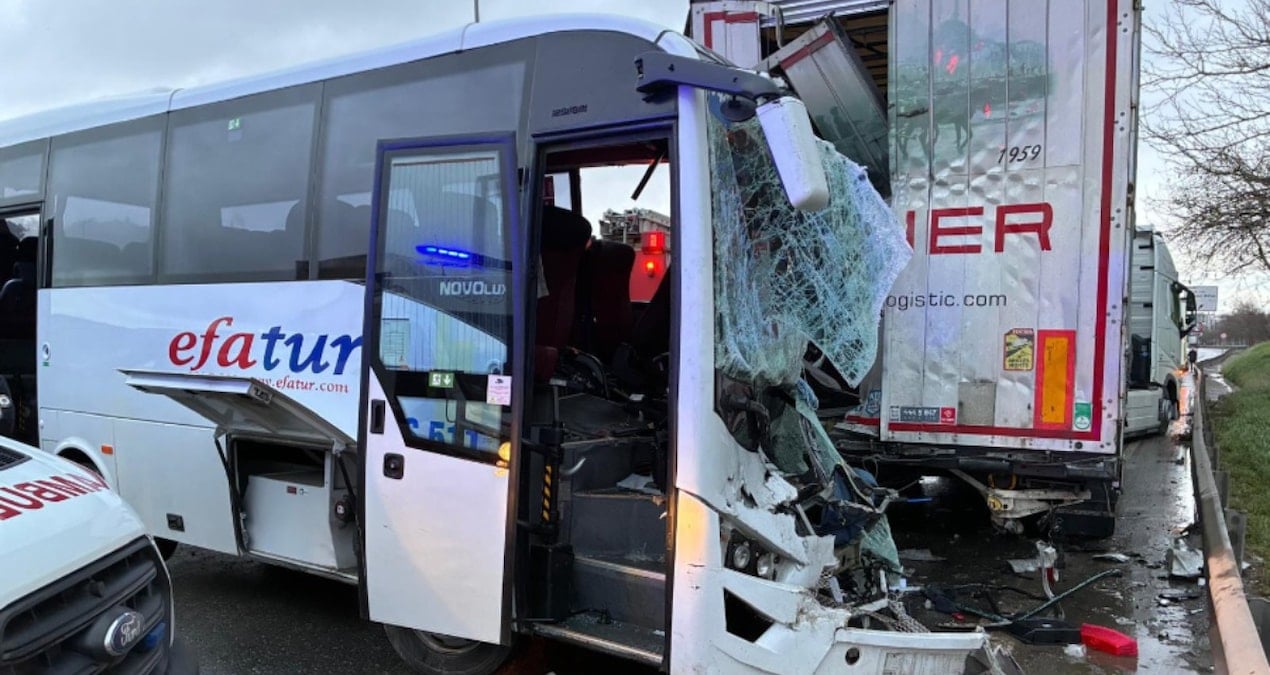 İstanbul’da midibüs, TIR’a çarptı: 3’ü ağır 13 yaralı