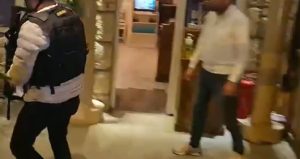 İstanbul’da restorana operasyon: Valizde milyonlarca liralık silahlar bulundu!