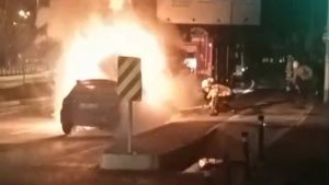 İstanbul’da seyir halindeki araç alev alev yandı