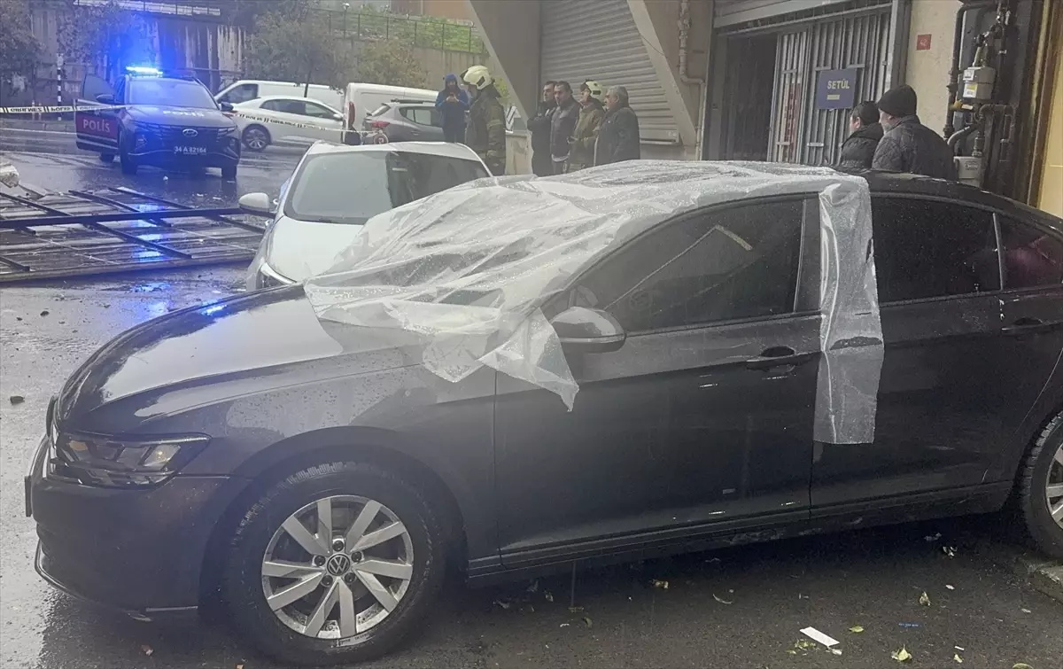 İstanbul’da Şiddetli Fırtına Hayatı Olumsuz Etkiliyor