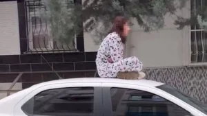 İstanbul’da sinir krizi geçiren kadın otomobil üzerinde zıpladı