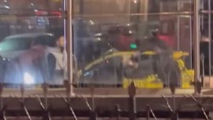 İstanbul’da taksi şoförünü durdurup sokak ortasında darbettiler