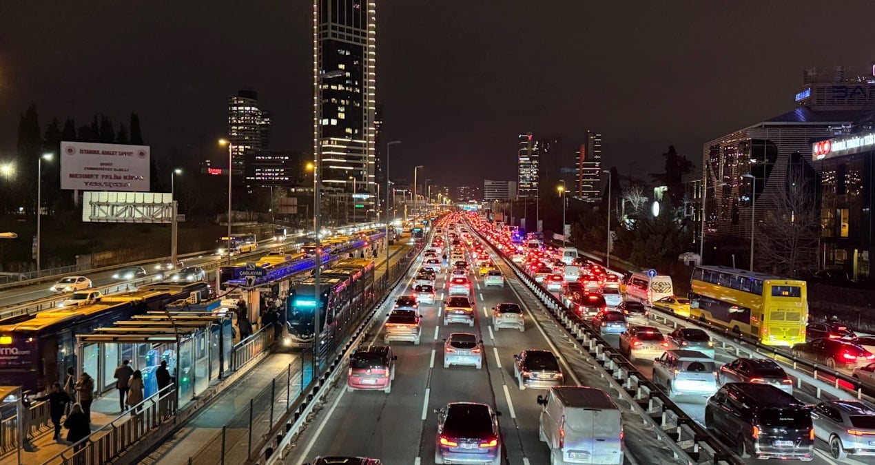 İstanbul’da trafik kilitlendi: Yoğunluk yüzde 85’i buldu