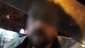 İstanbul’da trafikte sinirlendiği taksiye kafa atarak camını kırdı