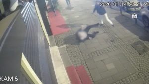 İstanbul’da yolda yürüyen kişiye tekmeli saldırı